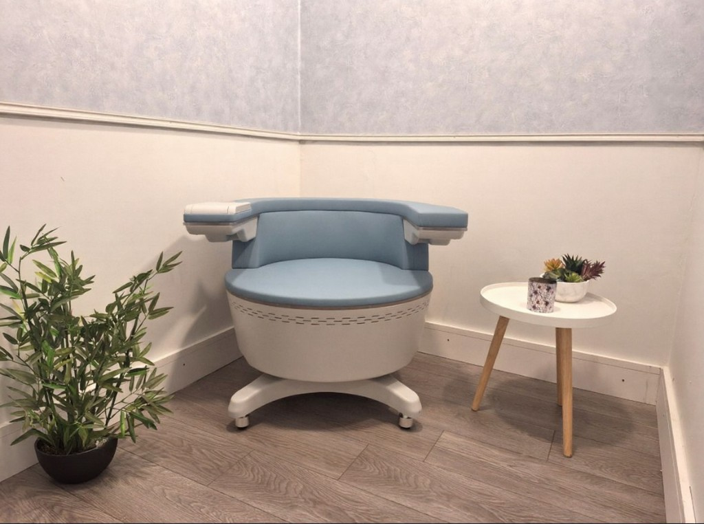 Pelvic chair treatment device in a clinical wellness room